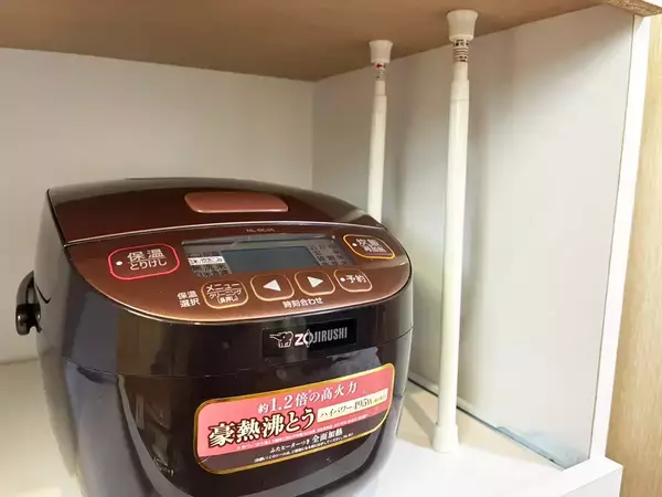 『炊飯器横の空間』につっぱり棒を縦にセット　デッドスペースを有効活用する方法が便利