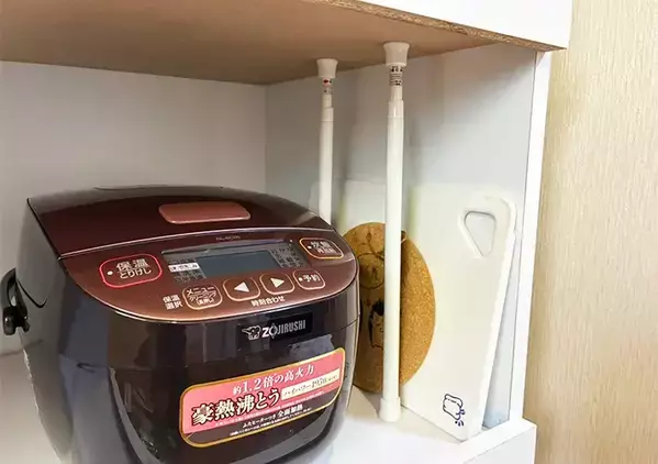 『炊飯器横の空間』につっぱり棒を縦にセット　デッドスペースを有効活用する方法が便利