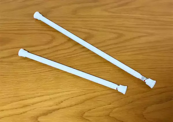 『炊飯器横の空間』につっぱり棒を縦にセット　デッドスペースを有効活用する方法が便利