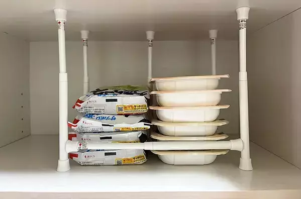 つっぱり棒だけで作る『食品ストッカー』が便利！　古いものから取り出せるアイディアに「目からウロコ」