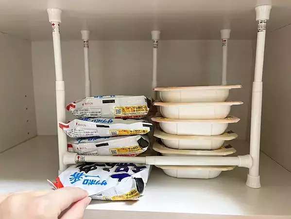 つっぱり棒だけで作る『食品ストッカー』が便利！　古いものから取り出せるアイディアに「目からウロコ」