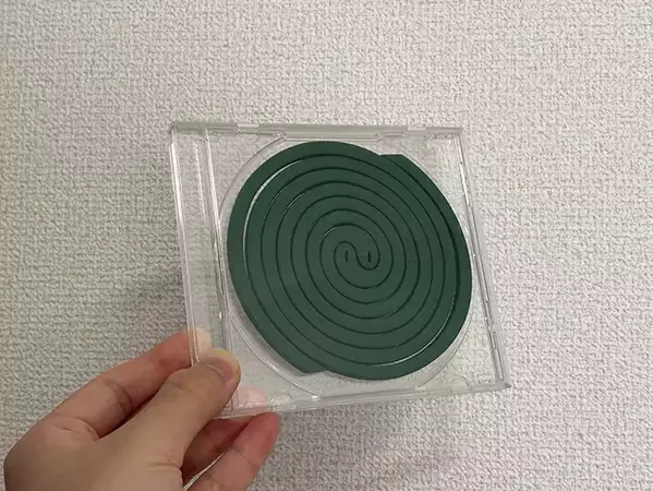 蚊取り線香にホッチキスの針を被せると？　夏に役立つ裏ワザ【2選】