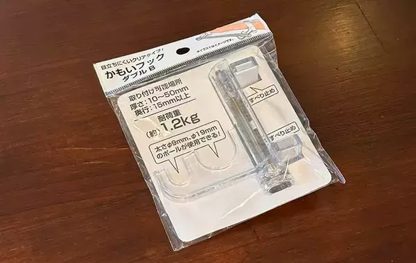 つっぱり棒はつっぱらなくても使える！　『セリア』のフックと組み合わせるとキッチン収納がアップ！