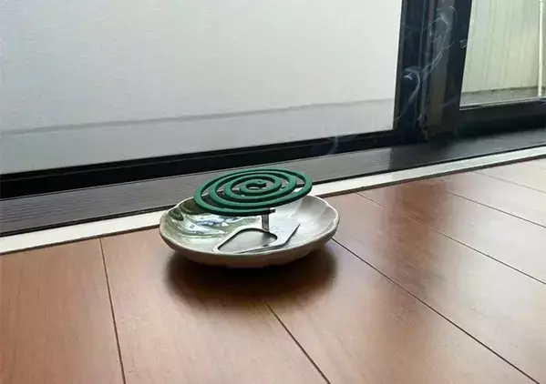 室内で蚊取り線香を使う時、窓は開ける？開けない？　メーカーが教える『正しい使い方』とは
