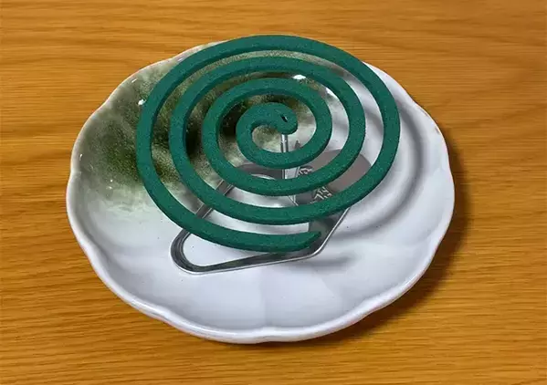 室内で蚊取り線香を使う時、窓は開ける？開けない？　メーカーが教える『正しい使い方』とは