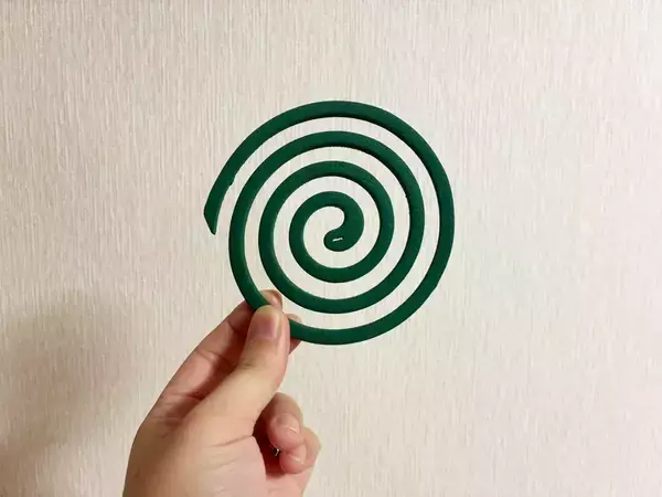 室内で蚊取り線香を使う時、窓は開ける？開けない？　メーカーが教える『正しい使い方』とは