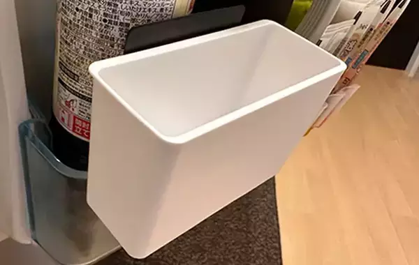 冷蔵庫にブックエンドを入れると…？　「収納棚が1つ増えた！」「整理整頓しやすくなって便利」