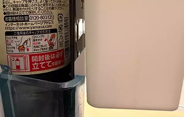 冷蔵庫にブックエンドを入れると…？　「収納棚が1つ増えた！」「整理整頓しやすくなって便利」