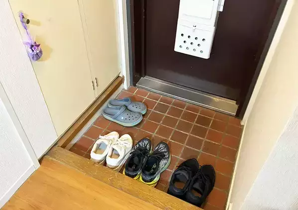 玄関の『不便さ』はつっぱり棒で解消！　快適さが変わる簡単な裏ワザを「試して感動した」