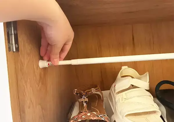 玄関の『不便さ』はつっぱり棒で解消！　快適さが変わる簡単な裏ワザを「試して感動した」