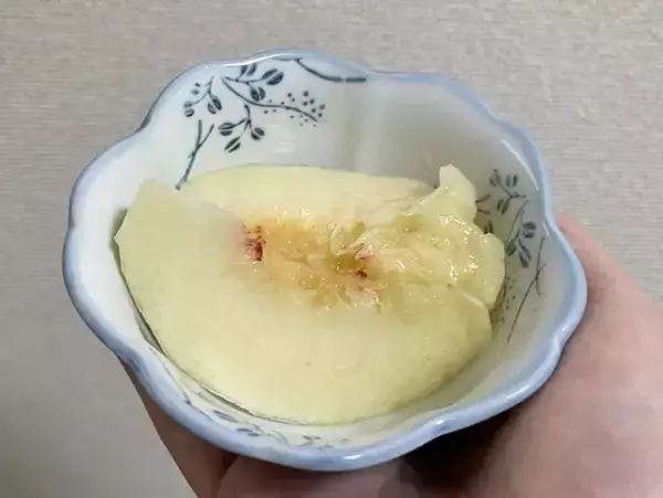 桃を『塩水、砂糖水、レモン水』に浸して30分後…　色の変化に「気にならない」「味もいい」