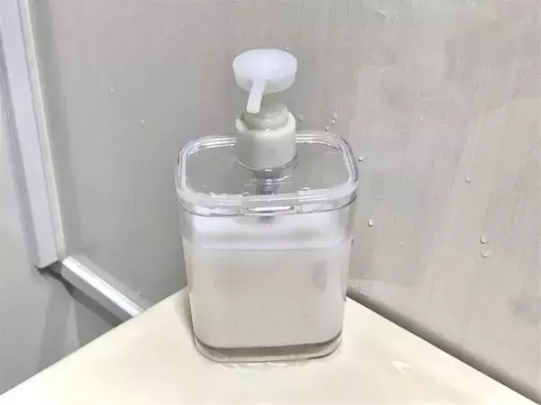 110円『クッションゴム』をボトルの底に貼ると…　意外な効果に「使いやすい！」【活用法4選】
