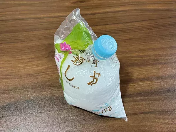 ペットボトルを『3cm』切るだけ！　調味料保存に便利な再利用法が「簡単」