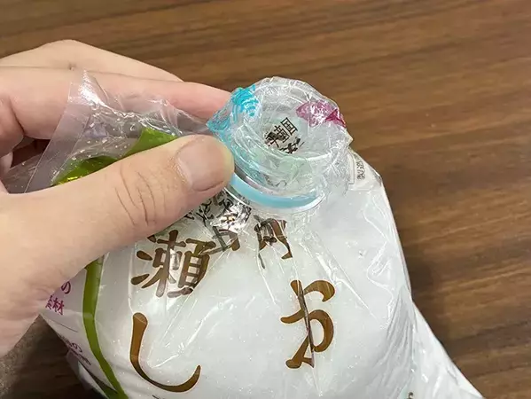 ペットボトルを『3cm』切るだけ！　調味料保存に便利な再利用法が「簡単」