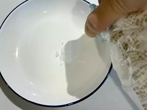 ペットボトルを『3cm』切るだけ！　調味料保存に便利な再利用法が「簡単」
