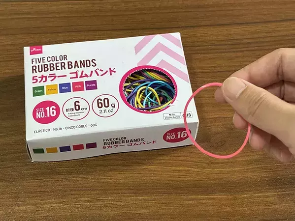 輪ゴム1本でドアの開閉が便利に！　両手がふさがった時に役立つ『5秒ワザ』