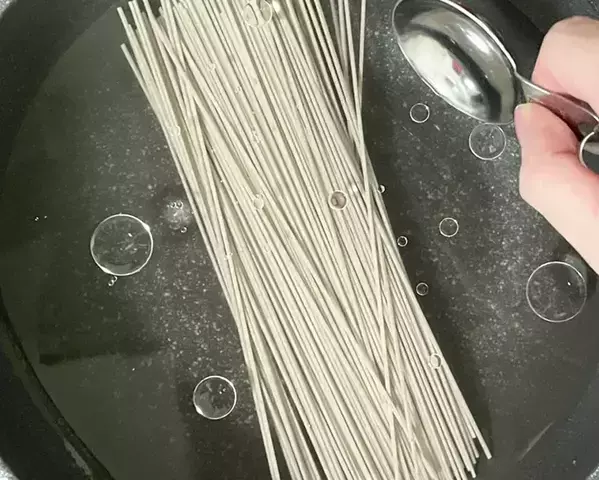 乾麺のそばを『水』からゆでると？　できあがりに「ノド越しが違う！」
