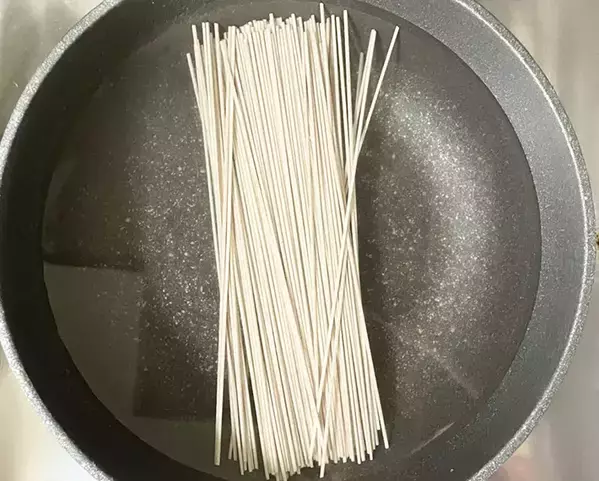 乾麺のそばを『水』からゆでると？　できあがりに「ノド越しが違う！」