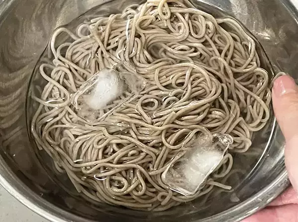 乾麺のそばを『水』からゆでると？　できあがりに「ノド越しが違う！」