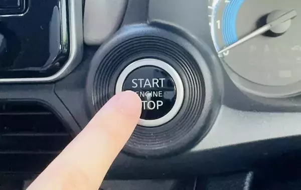 ドライバー以外も知っておこう！　車のエンジンスタートボタンを3回押すと？