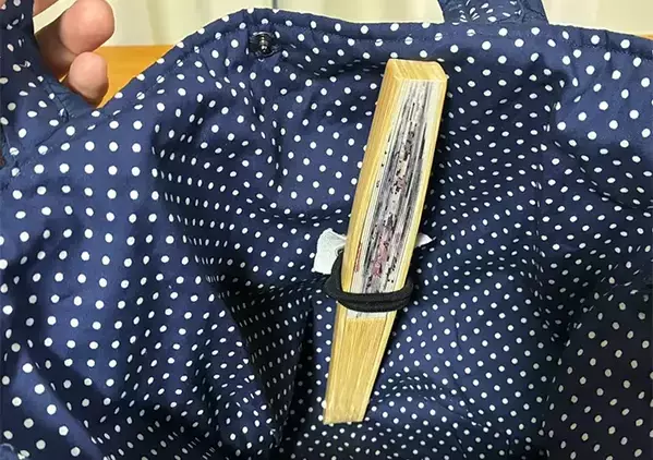 ヘアゴムに安全ピンを通すと…　バッグの中身がスッキリ片づく収納術に「やってよかった」