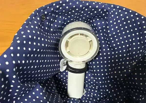 ヘアゴムに安全ピンを通すと…　バッグの中身がスッキリ片づく収納術に「やってよかった」