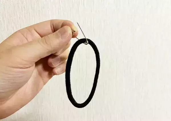 ヘアゴムに安全ピンを通すと…　バッグの中身がスッキリ片づく収納術に「やってよかった」