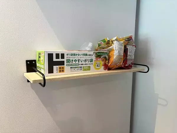 ブラケットに木板をのせて…　穴を開けずに『収納棚』を浮かせる裏ワザ【100均】