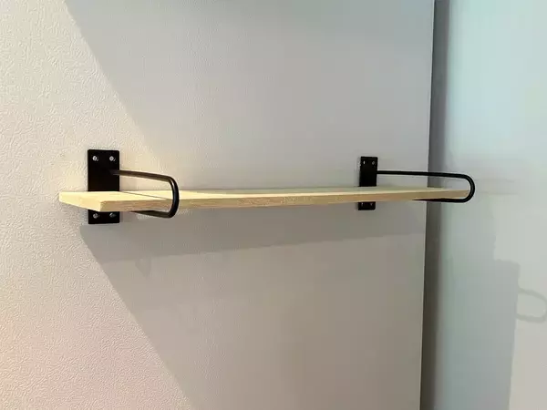 ブラケットに木板をのせて…　穴を開けずに『収納棚』を浮かせる裏ワザ【100均】