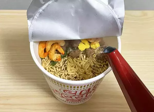 「担々麺っぽくなるよ」　カップヌードルの簡単アレンジに「材料2つ足すだけ」「いつもと雰囲気違う」