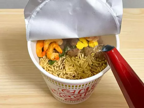 「担々麺っぽくなるよ」　カップヌードルの簡単アレンジに「材料2つ足すだけ」「いつもと雰囲気違う」
