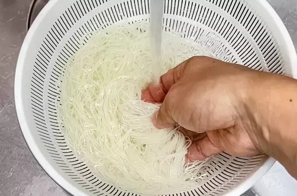 『大さじ4杯のめんつゆ』を水と合わせた後？　キッコーマン直伝「そうめんの食べ方」が新食感！