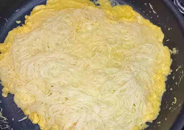 そうめんを『溶き卵』に混ぜてみて！　「あと一品」にも嬉しい簡単おかず【キッコーマンレシピ】