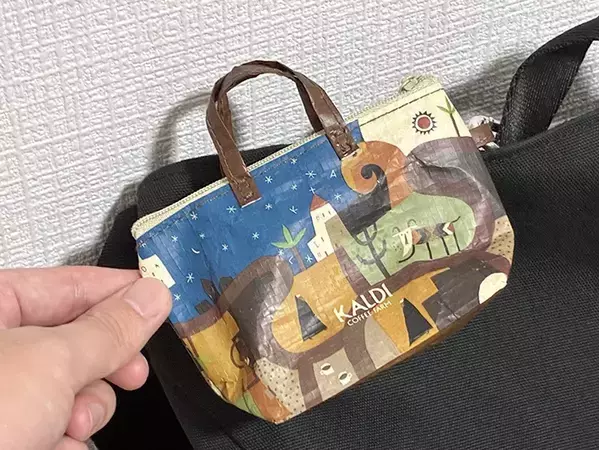 ミニバッグが小物入れに大変身！　カルディの『484円アイテム』で作る収納術【3選】