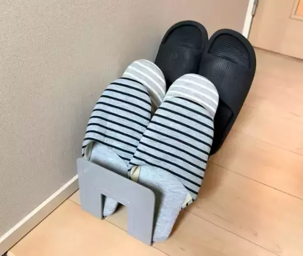 玄関にダイソー『ブックエンド』を設置！　散らかる小物がまとまる活用法がこちら