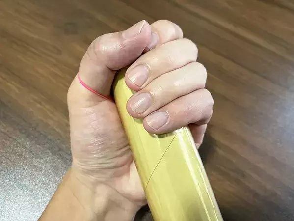 輪ゴム1本でラップの端が浮く！　5秒で試せる裏ワザが「便利」