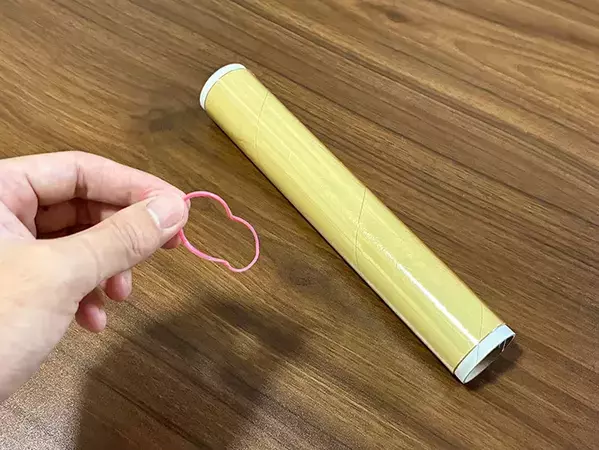 輪ゴム1本でラップの端が浮く！　5秒で試せる裏ワザが「便利」