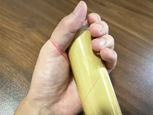 輪ゴム1本でラップの端が浮く！　5秒で試せる裏ワザが「便利」