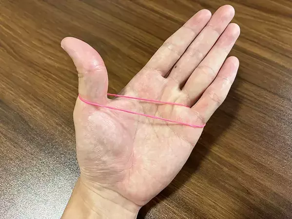 輪ゴム1本でラップの端が浮く！　5秒で試せる裏ワザが「便利」
