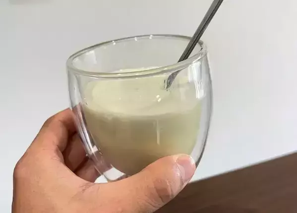蓋を開けずに『丸ごと』凍らせて！　氷代わりに作ったものに「飲み物が最後までおいしい！」