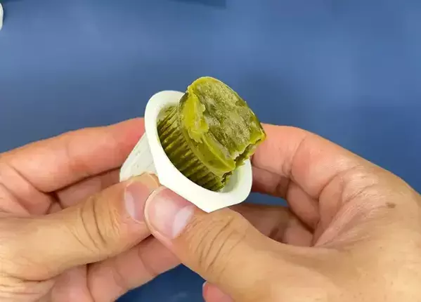 蓋を開けずに『丸ごと』凍らせて！　氷代わりに作ったものに「飲み物が最後までおいしい！」