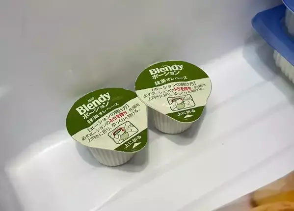 蓋を開けずに『丸ごと』凍らせて！　氷代わりに作ったものに「飲み物が最後までおいしい！」