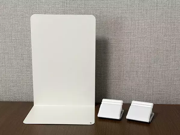 ブックエンドにマグネットクリップをくっつけると便利！　キッチンで役立つ活用法が、こちら