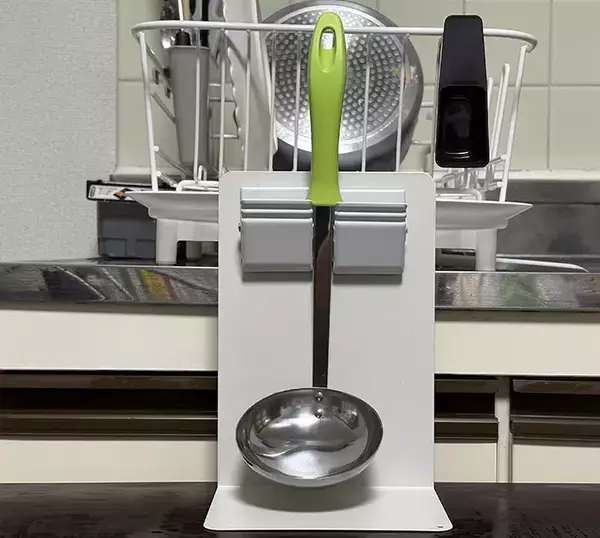 ブックエンドにマグネットクリップをくっつけると便利！　キッチンで役立つ活用法が、こちら