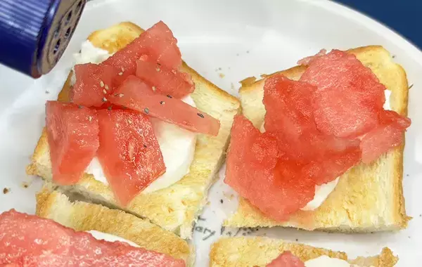 食パン×チーズの上にのせたのは？　夏にぴったり簡単トースト【レシピ】