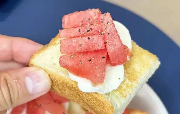 食パン×チーズの上にのせたのは？　夏にぴったり簡単トースト【レシピ】