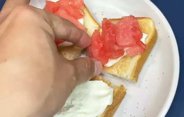 食パン×チーズの上にのせたのは？　夏にぴったり簡単トースト【レシピ】
