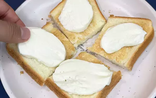 食パン×チーズの上にのせたのは？　夏にぴったり簡単トースト【レシピ】