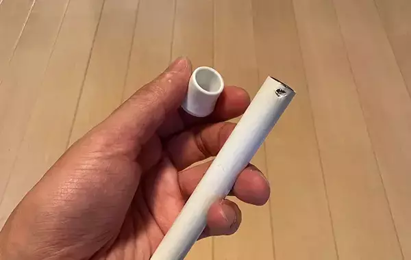 「これは助かる」「置く場所が増えて快適」　テーブル下のデッドスペースを活用する裏ワザがこちら！