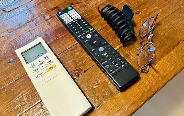 「これは助かる」「置く場所が増えて快適」　テーブル下のデッドスペースを活用する裏ワザがこちら！